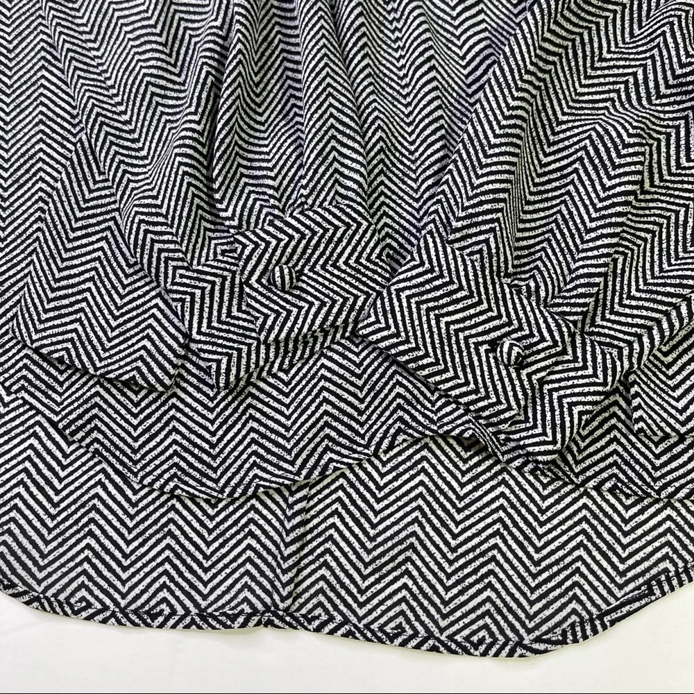 Ann Taylor Black White Zig Zag Bow Neck Top Size XSP - Picture 7 of 8
